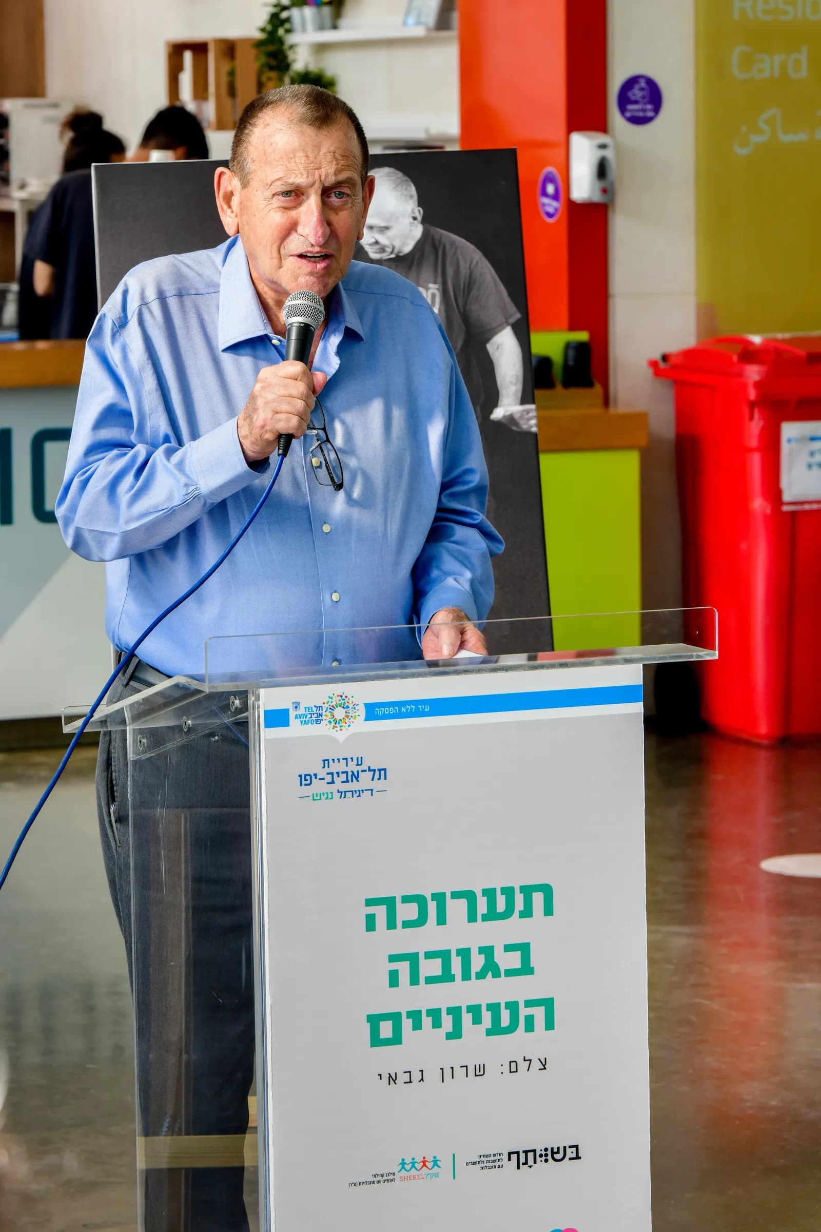 ראש עיריית תל אביב-יפו רון חולדאי נואם בטקס פתיחת התערוכה ״בגובה העיניים״