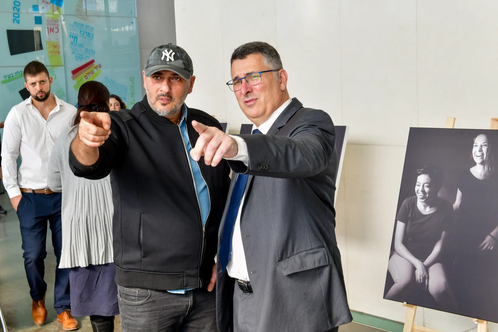 גדעון סער והצלם שרון גבאי בתערוכה, מול אחד הפורטרטים מהסדרה