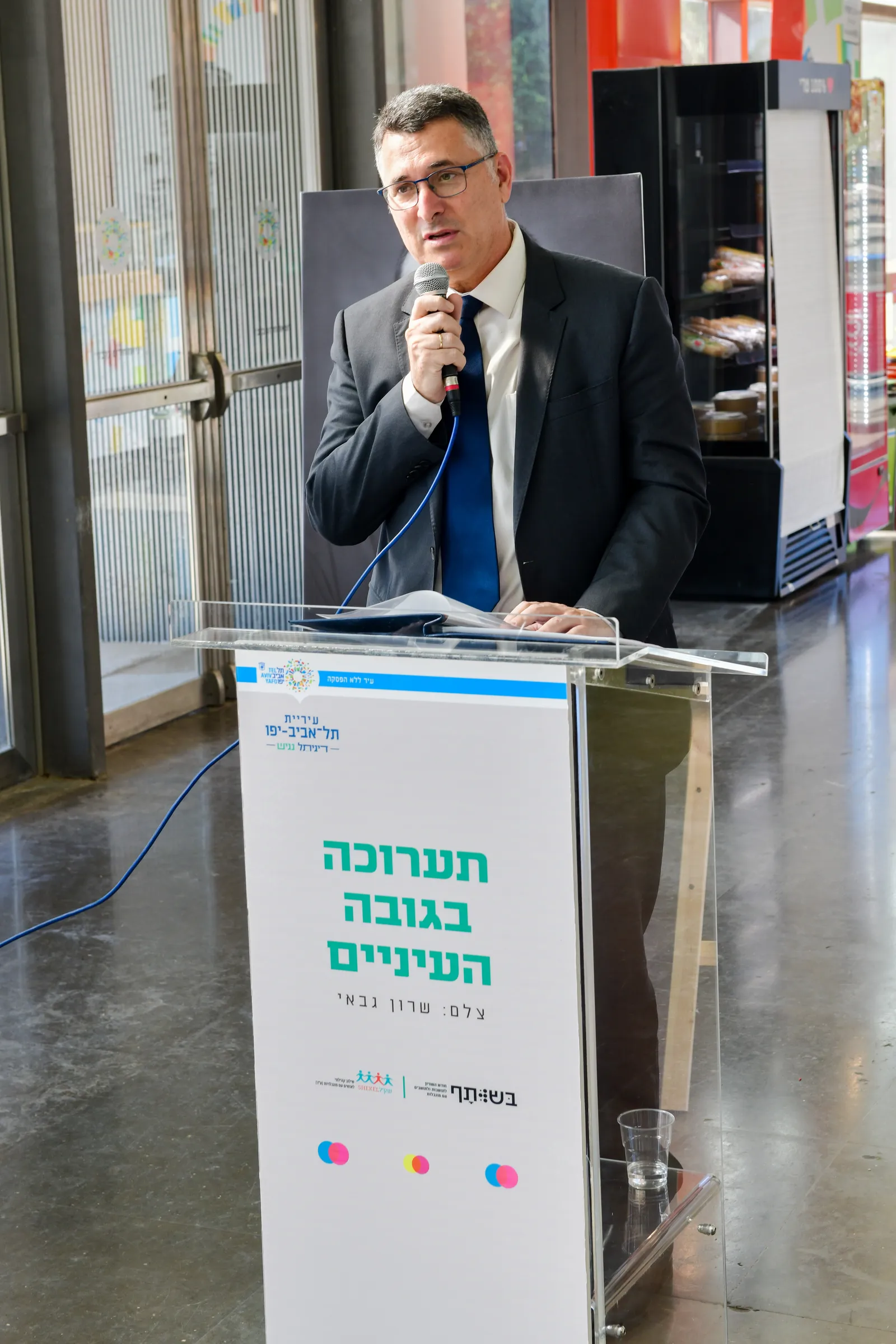 אורח הכבוד גדעון סער נואם בטקס פתיחת התערוכה ״בגובה העיניים״