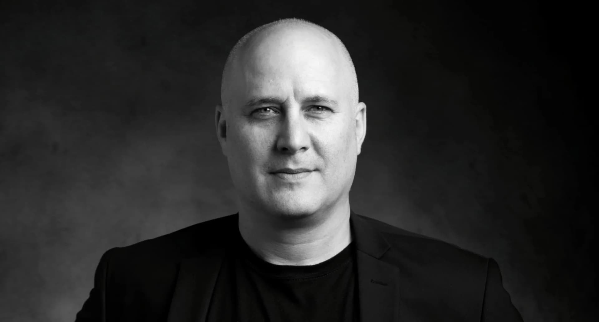 Headshots for senior executives — when you lead a company, your photo leads the story — Sharon Gabay, headshot photographer