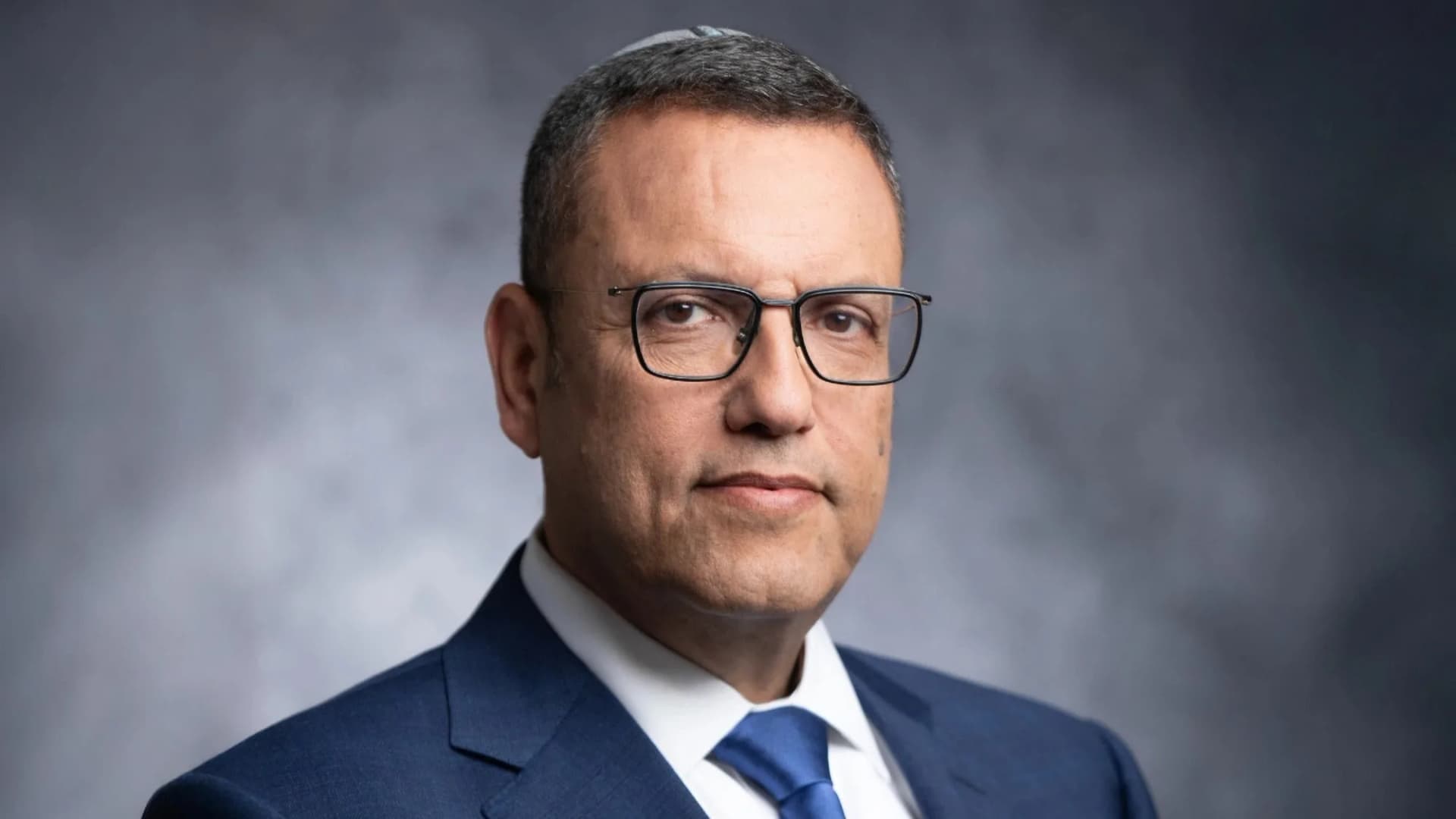 טעויות נפוצות בצילומי תדמית שהופכות פורטרט עסקי ללא מקצועי — שרון גבאי, צלם תדמית