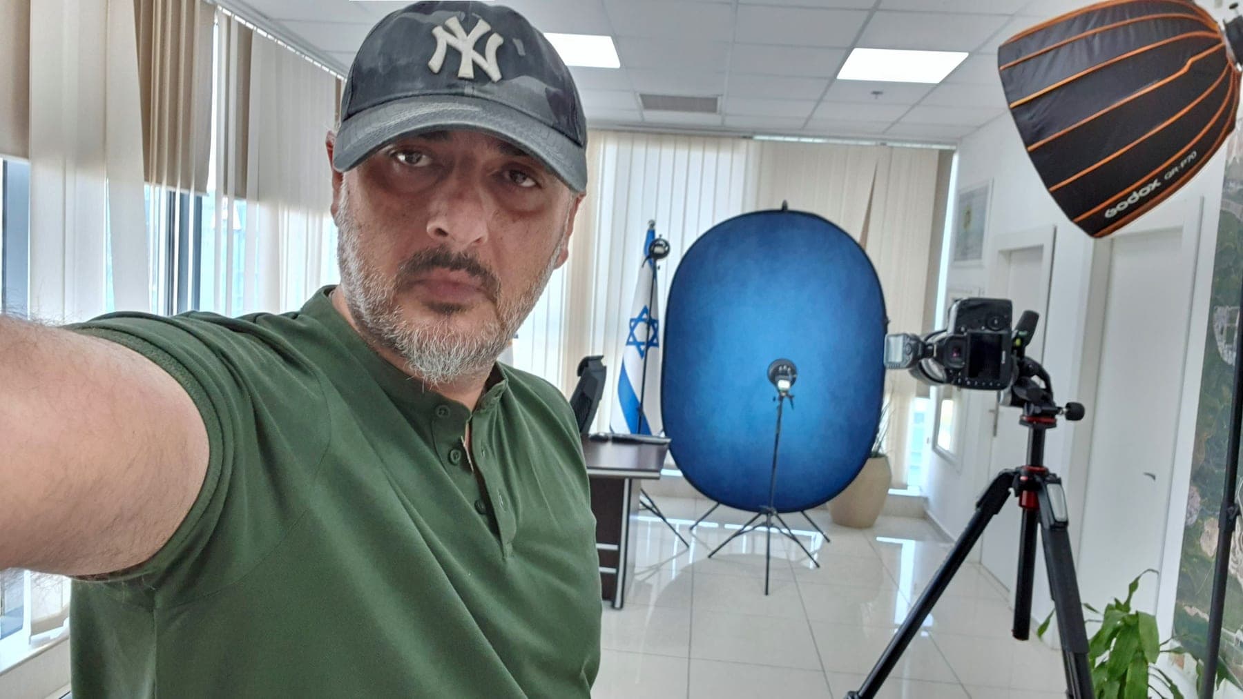 מאחורי הקלעים בסטודיו לצילומי תדמית של שרון גבאי: שרון גבאי עם הסטודיו הנייד וציוד התאורה המקצועי בלשכת ראש העיר עליזה בלוך.