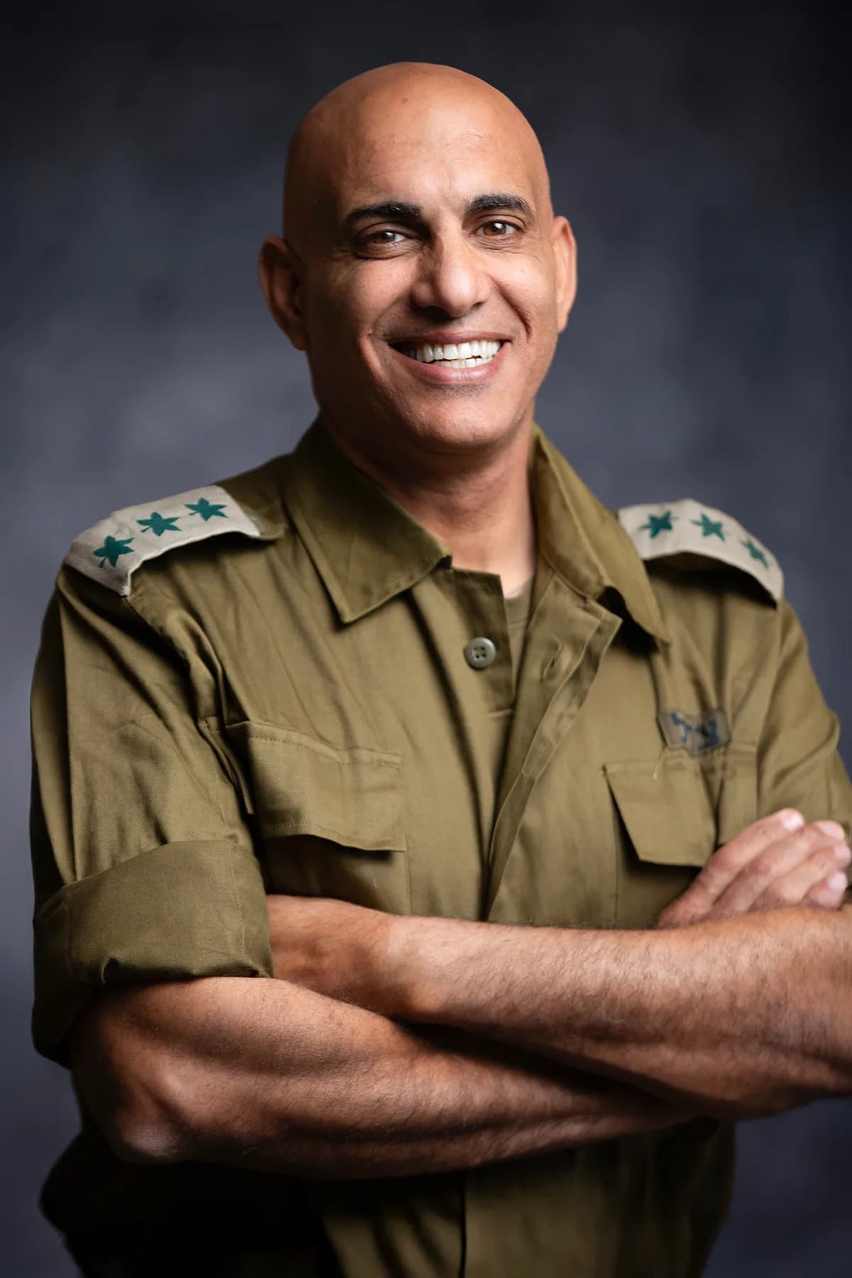 צילום תדמית של קצין בכיר בחיוך חם — צילום תדמית עסקי בהבעה דוקומנטרית