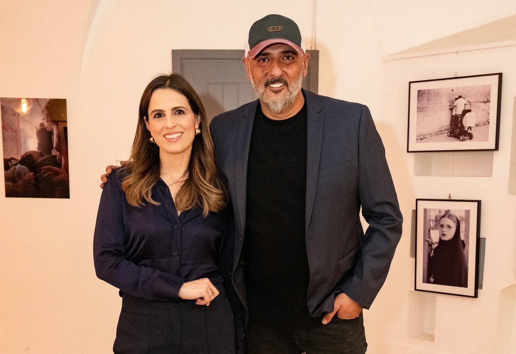 שרון גבאי עם העיתונאית דפנה ליאל מול צילומי התערוכה