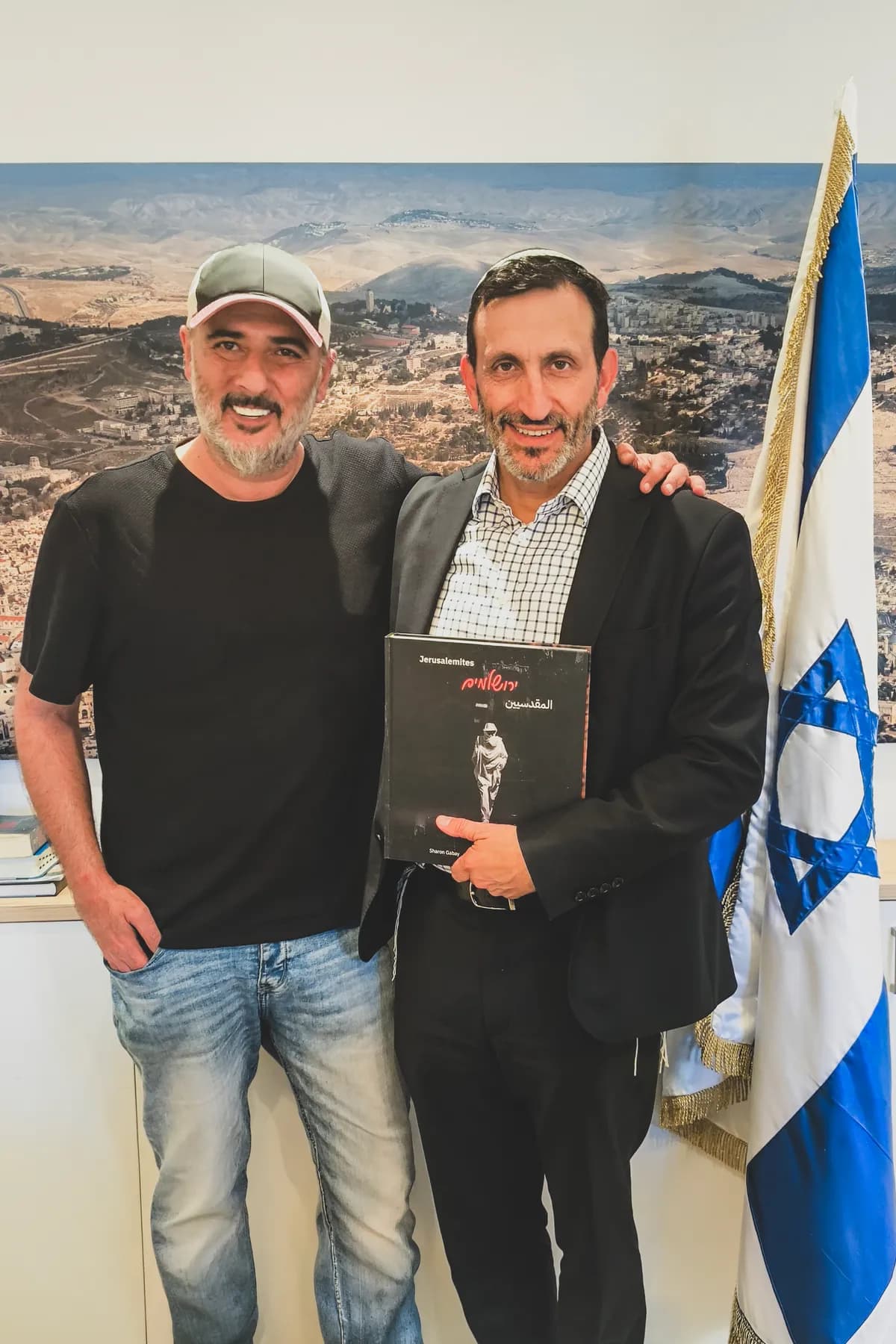 שרון גבאי עם הרב דורון פרץ, יו״ר ההסתדרות הציונית העולמית, המחזיק את ספר הצילום ״ירושלמים״