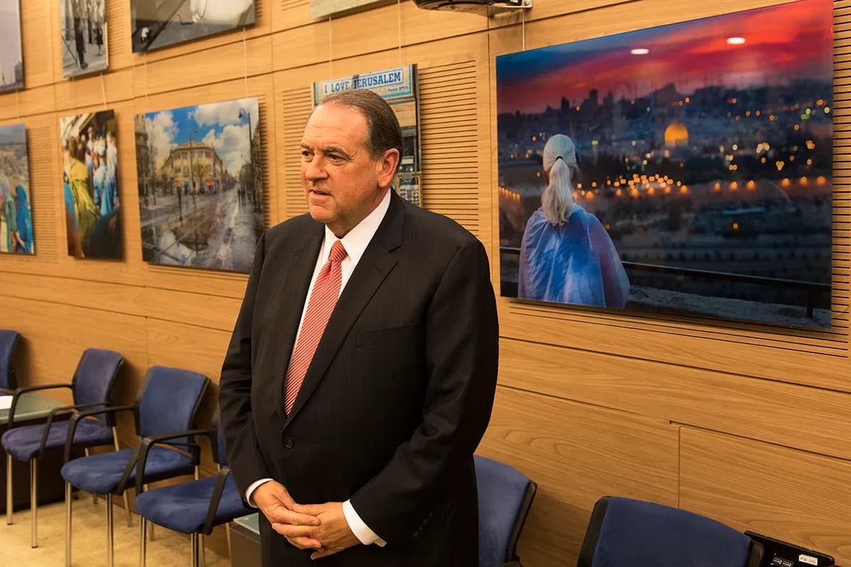 Mike Huckabee viewing Sharon Gabay's Jerusalem photographs at the Knesset exhibition, 2017