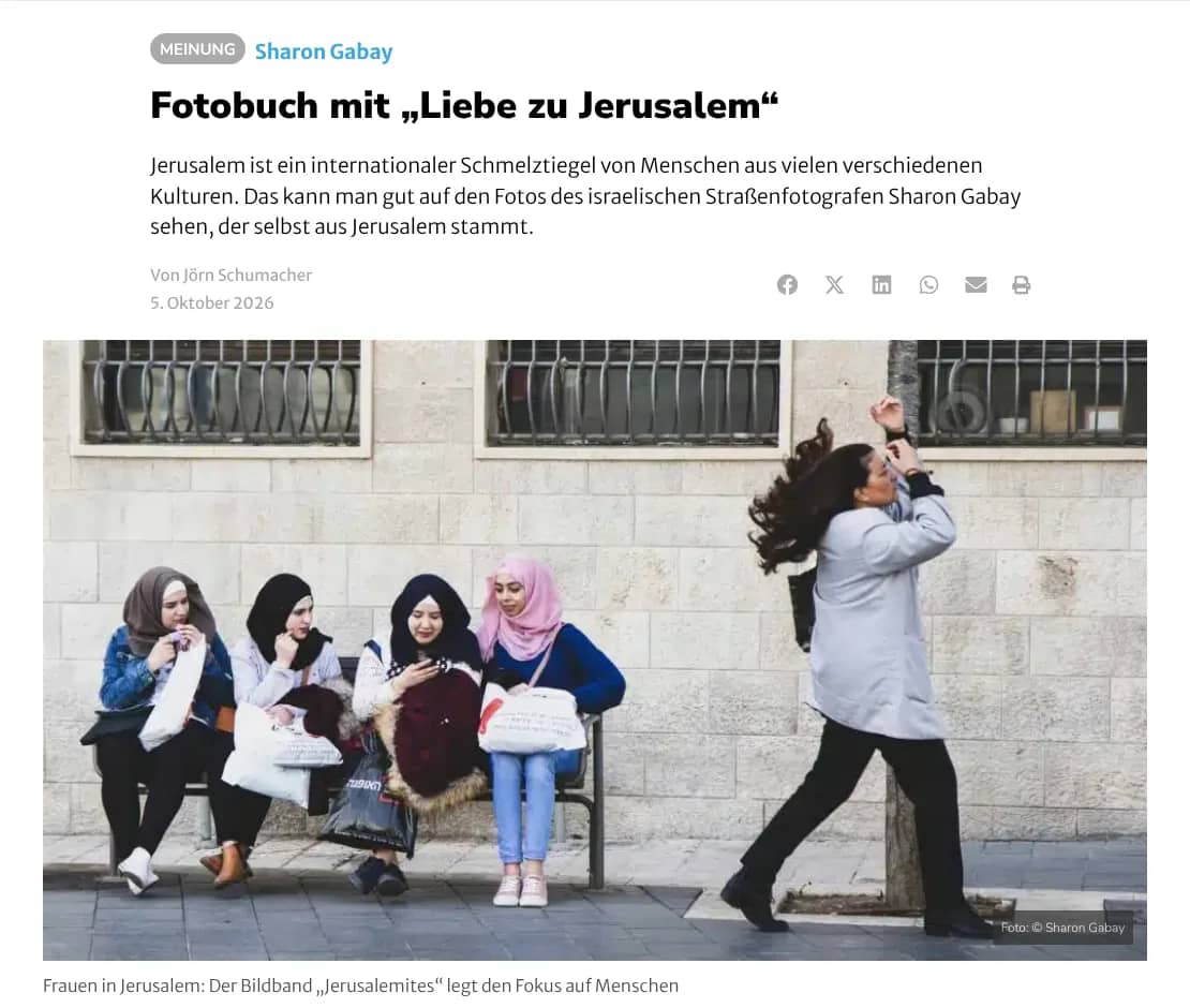 The opening of the feature "Fotobuch mit „Liebe zu Jerusalem“" in Israelnetz: the headline, the standfirst, Jörn Schumacher's byline, the date 5 October 2026, and a photograph by Sharon Gabay from "Jerusalemites" that the article captions "Frauen in Jerusalem" (women in Jerusalem)