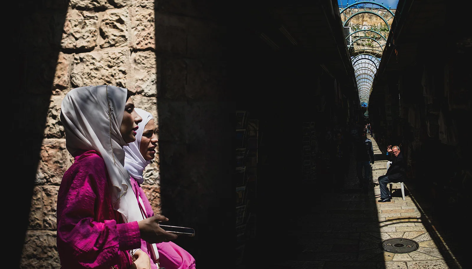 Street photography for beginners: how to start shooting the world as it is — Sharon Gabay