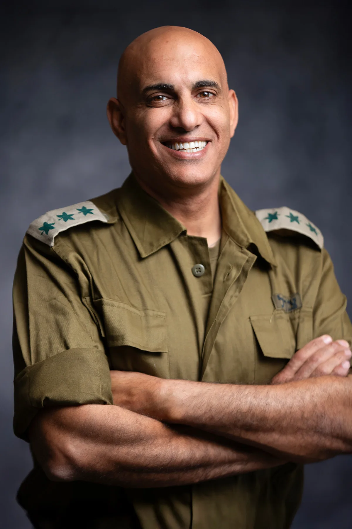 צילום תדמית של קצין בכיר בחיוך חם — צילום תדמית עסקי בהבעה דוקומנטרית