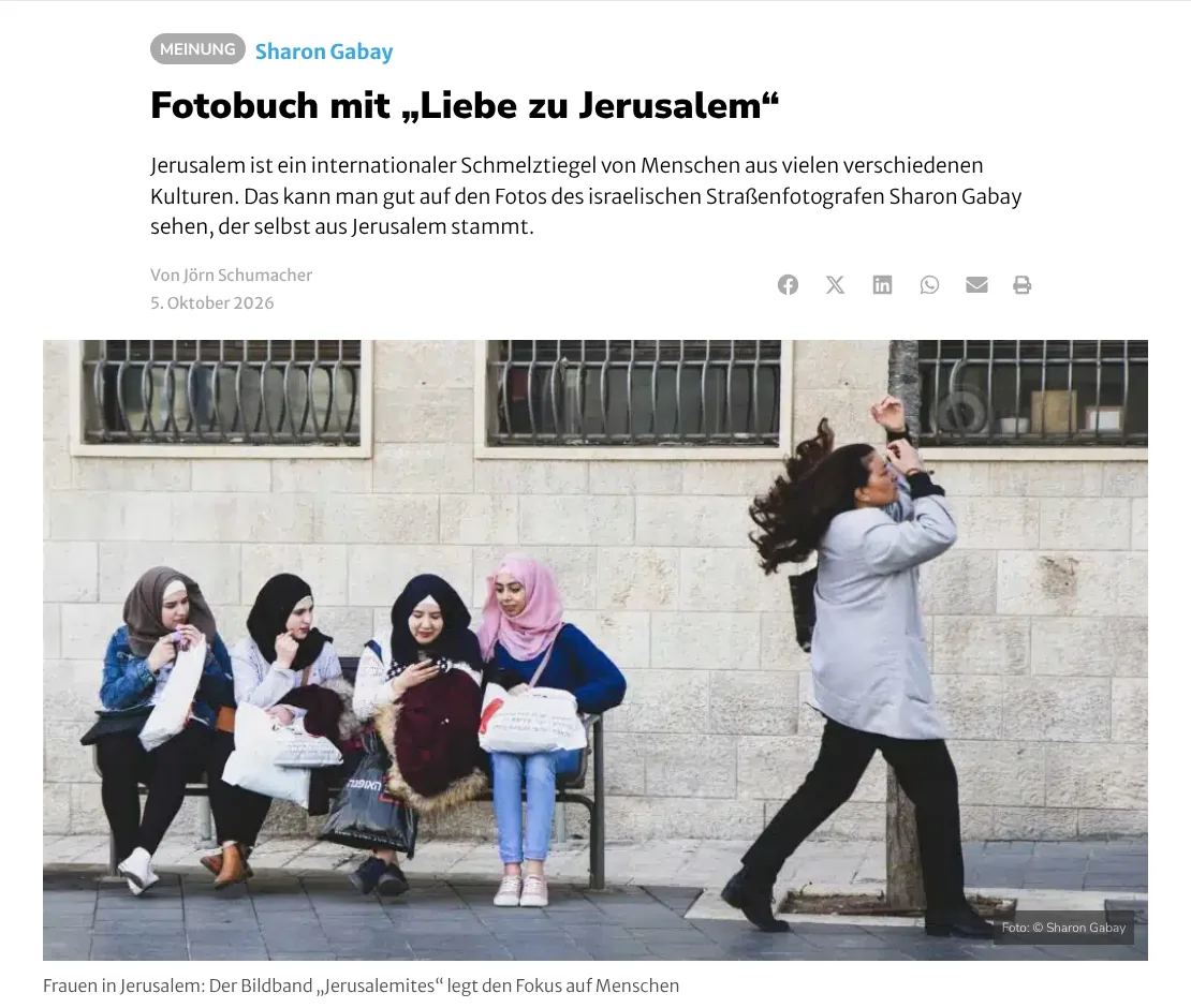פתיחת הכתבה ״Fotobuch mit „Liebe zu Jerusalem“״ ב-Israelnetz: הכותרת, שורת המשנה, שמו של יורן שומאכר, התאריך 5 באוקטובר 2026, וצילום של שרון גבאי מתוך ״ירושלמים״ שהכתבה מכנה ״Frauen in Jerusalem״ (נשים בירושלים)